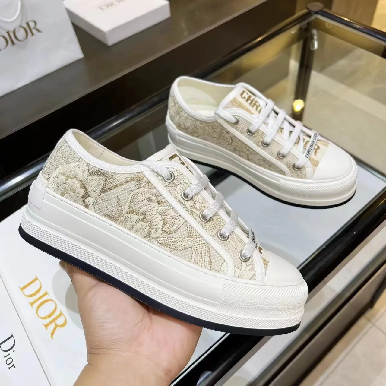👟👟Ex-factory price 520👟👟 Dior’s 2025 Walk ‘n’ Dior embroidered mid-top casual shoes are new. On the fashion stage, Dior embroidered shoes are the well-deserved protagonist. Delicate stitching is used on the upper, every stitch is devoted to the craftsman's efforts, and every thread is woven with artistic poetry. From complex floral patterns to smart geometric textures, embroidery is like the magic that gives shoes life, allowing them to show dynamic beauty even in static conditions.   Wearing Dior embroidered shoes feels like stepping into a dream world full of art. It is not only a pair of shoes, but also a walking piece of art that perfectly integrates fashion and culture. Whether you are strolling on the bustling city streets or attending important social occasions, Dior embroidered shoes can add unique charm to your style and become the focus of everyone's attention.   Choosing Dior embroidered shoes means choosing a persistent pursuit of quality and a unique understanding of fashion. Let it accompany you through every wonderful moment and leave your own fashion mark.  Material: Sheepskin lining, feet, silk cowhide, size 35-41, heel height 5cm